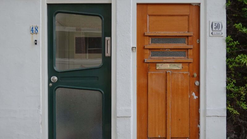 Twee voordeuren naast elkaar (foto door Margot Polinder van Unsplash)